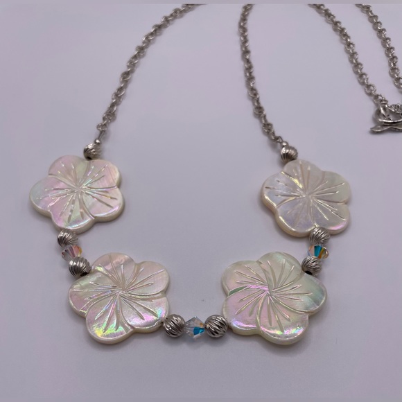 New Shell - Golden Lip Flower Pendants Necklace - Picture 5 of 6